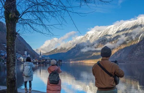 Hallstatt / Rakousko - 26. prosince 2019: Turisté fotografují v Hallstattu, půvabné tradiční vesnici a známé turistické atrakci v Salzkammergutu, Rakousko — Stock fotografie