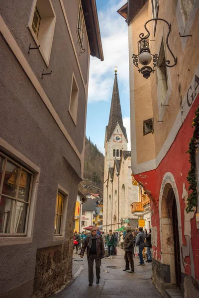 Hallstatt / Österreich - 26. Dezember 2019: Touristen auf den Straßen von hallstatt, einem charmanten traditionellen Dorf und einer berühmten Touristenattraktion im Salzkammergut, Österreich — Stockfoto