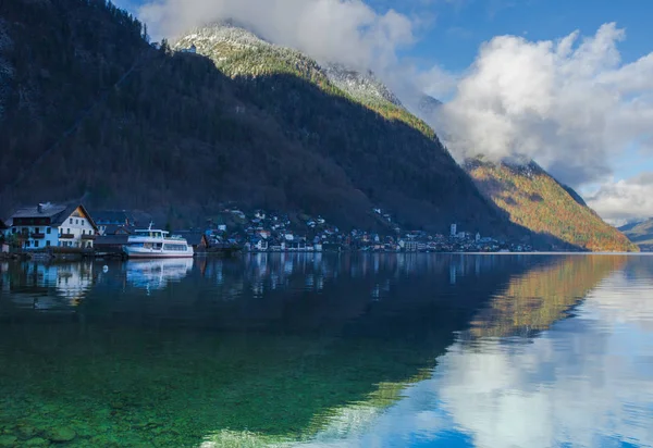 Hallstatt, okouzlující vesnice na Hallstattersee jezera a slavné turistické atrakce, s krásnými horami v okolí, v Salzkammergut regionu, Rakousko, v zimě slunečný den. — Stock fotografie