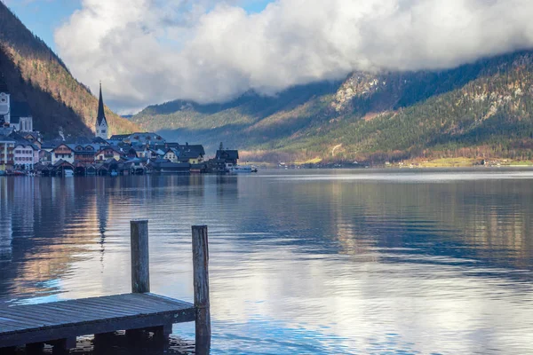 Hallstatt, okouzlující vesnice na Hallstattersee jezera a slavné turistické atrakce, s krásnými horami v okolí, v Salzkammergut regionu, Rakousko, v zimě slunečný den. — Stock fotografie