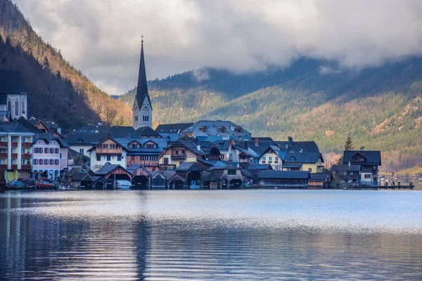 Hallstatt, okouzlující vesnice na Hallstattersee jezera a slavné turistické atrakce, s krásnými horami v okolí, v Salzkammergut regionu, Rakousko, v zimě slunečný den. — Stock fotografie