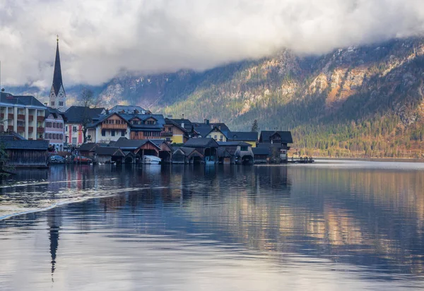 Hallstatt, okouzlující vesnice na Hallstattersee jezera a slavné turistické atrakce, s krásnými horami v okolí, v Salzkammergut regionu, Rakousko, v zimě slunečný den. — Stock fotografie