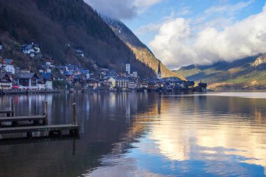 Hallstatt, Hallstattersee Gölü 'nde büyüleyici bir köy ve etrafı güzel dağlarla çevrili ünlü bir turistik eğlence merkezi, Avusturya' nın Salzkammergut bölgesinde, güneşli bir günde..