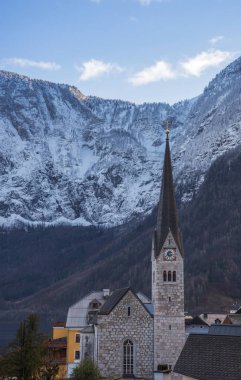Hallstatt, Hallstattersee Gölü 'nde büyüleyici bir köy ve etrafı güzel dağlarla çevrili ünlü bir turistik eğlence merkezi, Avusturya' nın Salzkammergut bölgesinde, güneşli bir günde..