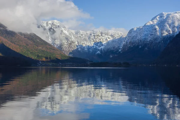 A água limpa do lago Hallstattersee e as belas montanhas que o rodeiam na região de Salzkammergut, Áustria, no inverno — Fotografia de Stock
