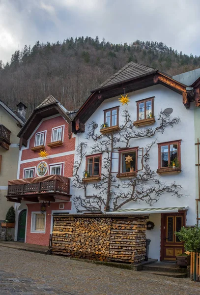 Schöne häuser in hallstatt, ein charmantes dorf am hallstattersee und eine berühmte touristenattraktion, im salzkammergut, Österreich. — Stockfoto