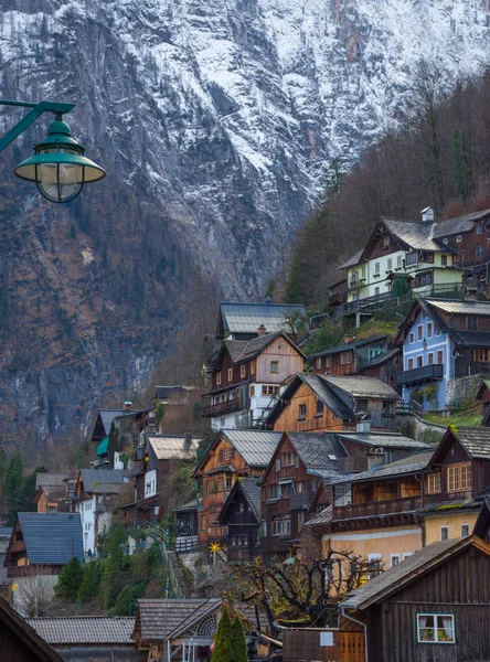 Hallstatt, a charming village on the Hallstattersee lake and a famous tourist attraction, with beautiful mountains surrounding it, in Salzkammergut region, Austria, in winter sunny day. — Stock Photo, Image