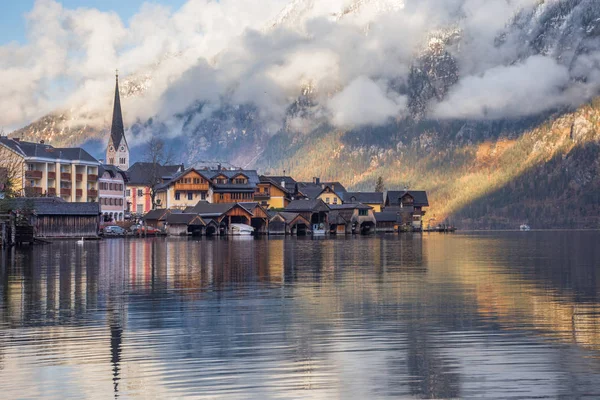 Hallstatt, okouzlující vesnice na Hallstattersee jezera a slavné turistické atrakce, s krásnými horami v okolí, v Salzkammergut regionu, Rakousko, v zimě slunečný den. — Stock fotografie