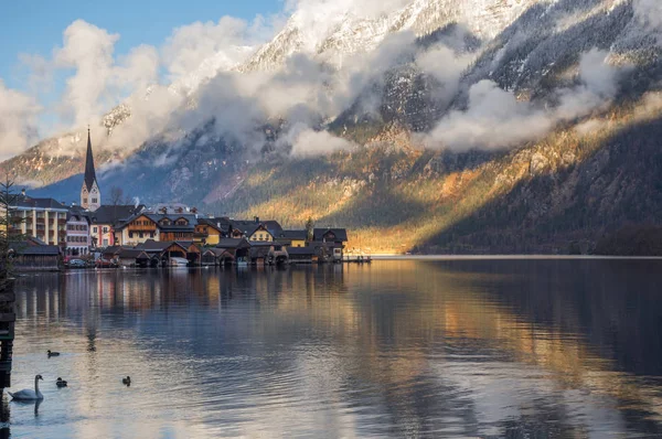 Hallstatt, okouzlující vesnice na Hallstattersee jezera a slavné turistické atrakce, s krásnými horami v okolí, v Salzkammergut regionu, Rakousko, v zimě slunečný den. — Stock fotografie