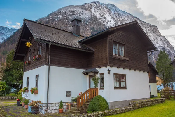Beautiful house in Hallstatt, a charming village on the Hallstattersee lake and a famous tourist attraction, in Salzkammergut region, Austria. — Stock Photo, Image