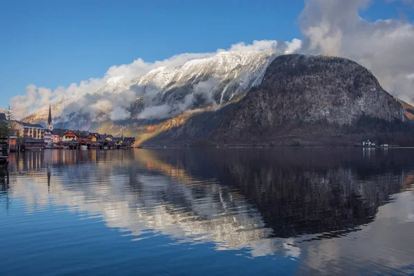 Hallstatt, okouzlující vesnice na Hallstattersee jezera a slavné turistické atrakce, s krásnými horami v okolí, v Salzkammergut regionu, Rakousko, v zimě slunečný den. — Stock fotografie