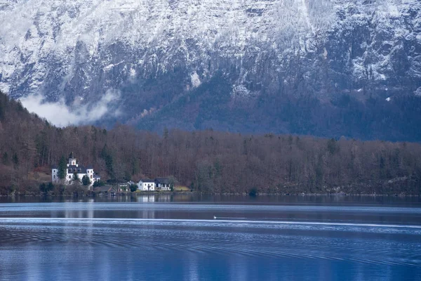 Čistá voda jezera Hallstattersee a krásné hory, které jej obklopují v oblasti Salzkammergut, Rakousko, v zimě — Stock fotografie