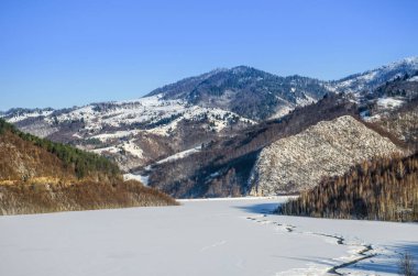 Geamana, madencilikten gelen atık suyla dolu terk edilmiş bir köy. Romanya 'nın Transilvanya kentindeki bakır madeninden kaynaklanan doğa kirliliği