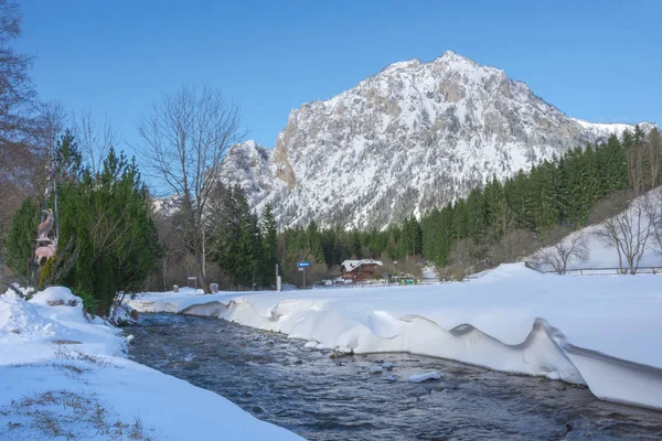 Rio perto do lago Verde (Grunner ver) no dia ensolarado de inverno. Destino turístico famoso para caminhadas e trekking na região da Estíria, Áustria — Fotografia de Stock