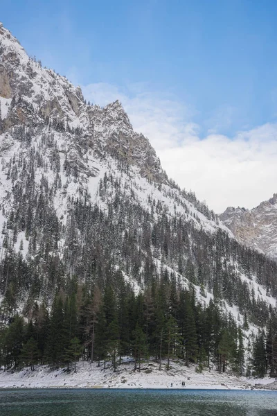 Detalhe do rosto da montanha com rochas, neve e árvores perto do lago Verde (Grunner ver) no dia ensolarado de inverno. Destino turístico famoso para caminhadas e trekking na região da Estíria, Áustria — Fotografia de Stock