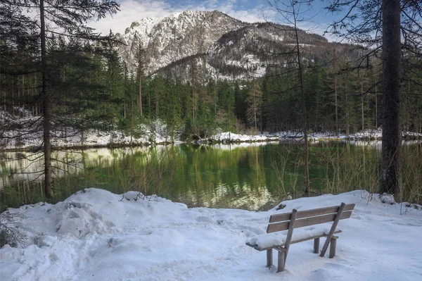 Green lake (Grunner see) in sunny winter day. Famous tourist destination for walking and trekking in Styria region, Austria — Stok fotoğraf