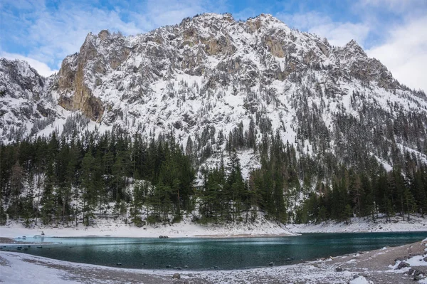 Zelené jezero (viz Grunner) za slunečného zimního dne. Slavná turistická destinace pro pěší a pěší turistiku ve Štýrsku, Rakousko — Stock fotografie