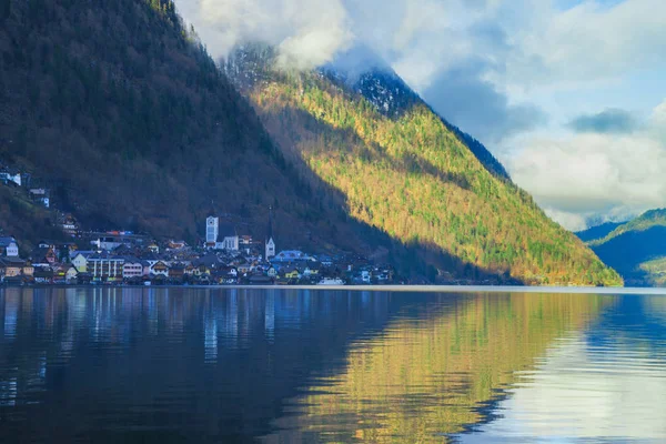 Hallstatt, urocza wioska nad jeziorem Hallstattersee i słynna atrakcja turystyczna, z pięknymi górami otaczającymi ją, w regionie Salzkammergut, Austria, w zimowy słoneczny dzień. — Zdjęcie stockowe