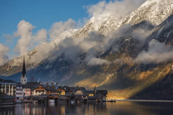 Hallstatt, okouzlující vesnice na Hallstattersee jezera a slavné turistické atrakce, s krásnými horami v okolí, v Salzkammergut regionu, Rakousko, v zimě slunečný den. — Stock fotografie