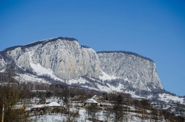 Paisagem de inverno em Apuseni Mountains, Roménia — Fotografia de Stock