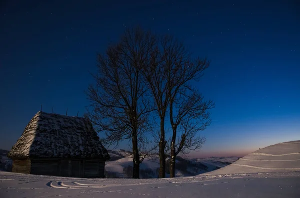 Nachtaufnahmen mit traditionellen Häusern im Dorf Dumesti, Apuseni-Gebirge, Rumänien, im Winter — Stockfoto