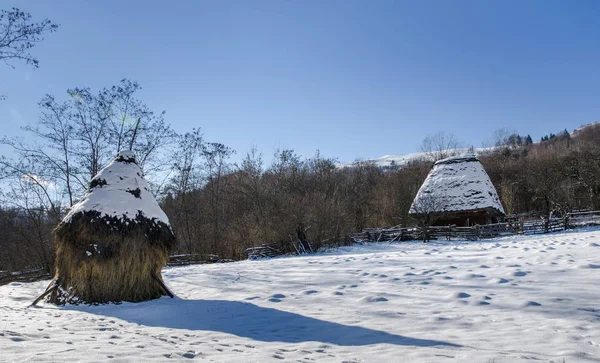Casas tradicionais na região da Transilvânia, Montanhas Apuseni, Romênia, no inverno — Fotografia de Stock