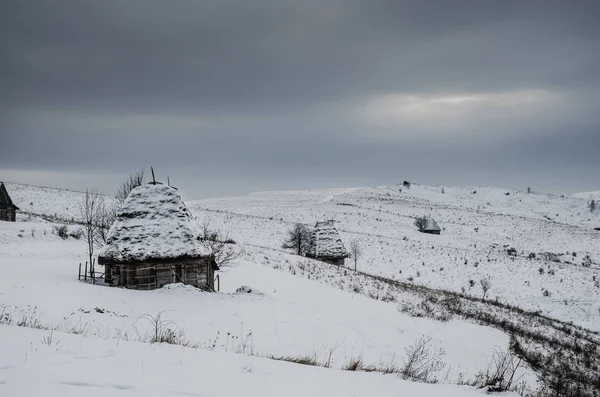 Case tradizionali nel villaggio Dumesti, Apuseni Mountains, Romania, in inverno — Foto Stock