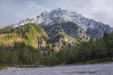Avusturya 'nın Styria bölgesindeki Gesause Ulusal Parkı' nda güzel yüksek dağları olan kış manzarası