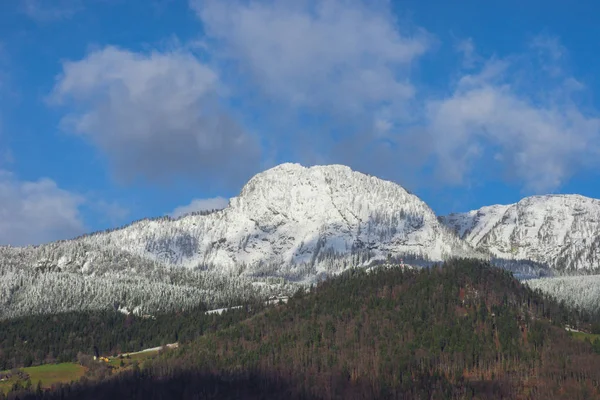Zimní krajina s krásnými vysokými horami za slunečného dne, v regionu Štýrsko, Rakousko — Stock fotografie