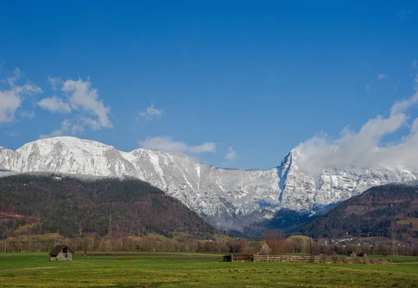 Paisagem de inverno com belas montanhas altas em dia ensolarado, na região da Estíria, Áustria — Fotografia de Stock