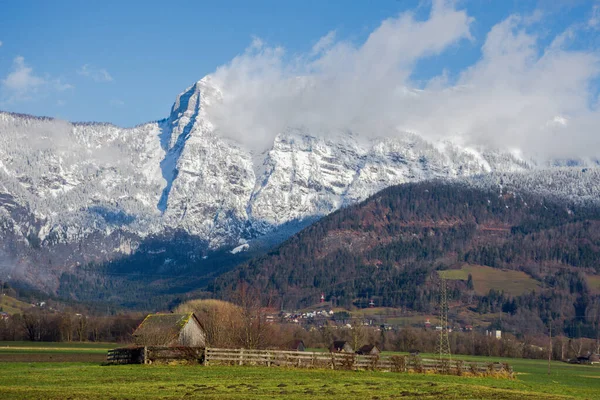 Güneşli bir günde, Avusturya 'nın Styria bölgesinde güzel yüksek dağları olan kış manzarası — Stok fotoğraf