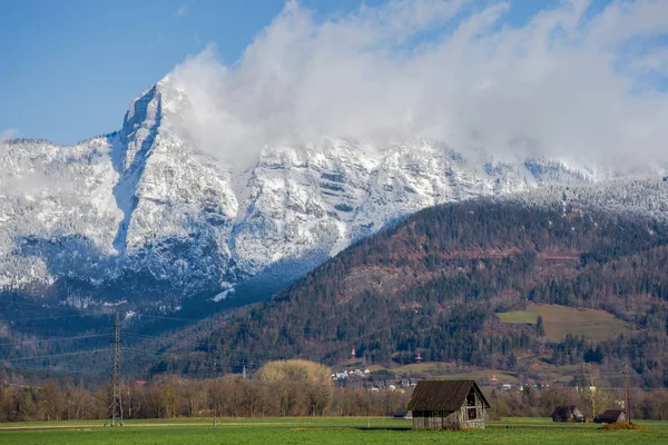 Paisagem de inverno com belas montanhas altas em dia ensolarado, na região da Estíria, Áustria — Fotografia de Stock