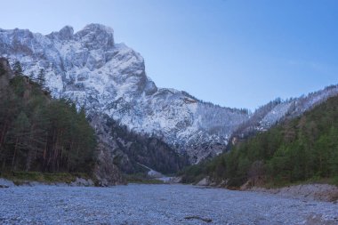 Avusturya 'nın Styria bölgesindeki Gesause Ulusal Parkı' nda güzel yüksek dağları olan kış manzarası