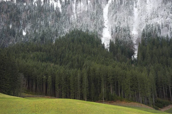 Zimní krajina s krásnými vysokými horami v Národním parku Gesause, Štýrsko, Rakousko — Stock fotografie