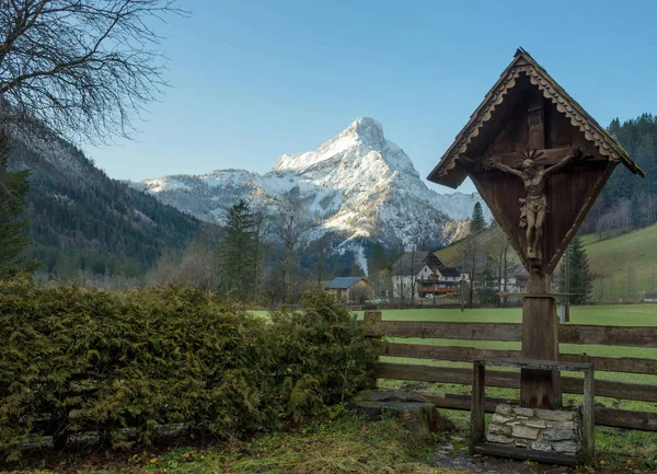 Avusturya 'nın Styria bölgesindeki Gesause Ulusal Parkı' ndaki Johnsbach köyünde güzel yüksek dağları olan kış manzarası