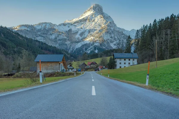 Road with beautiful mountain view in Johnsbach village in The Gesause National Park, in Styria region, Austria — Stock Photo, Image