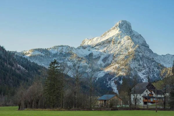 Χειμερινό τοπίο με όμορφα ψηλά βουνά στο χωριό Johnsbach στο Εθνικό Πάρκο Gesause, στην περιοχή της Στυρίας, Αυστρία — Φωτογραφία Αρχείου