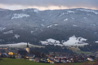 Ennstal, Steiermark, Avusturya 'da dağlarla çevrili küçük güzel bir Avusturya köyü.