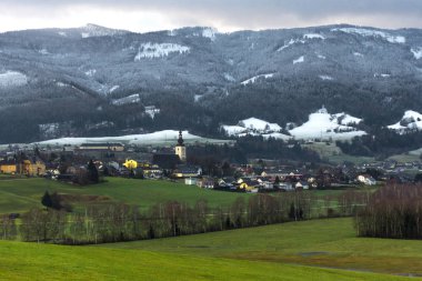 Ennstal, Steiermark, Avusturya 'da dağlarla çevrili küçük güzel bir Avusturya köyü.
