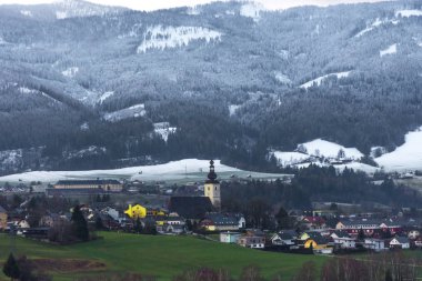 Ennstal, Steiermark, Avusturya 'da dağlarla çevrili küçük güzel bir Avusturya köyü.