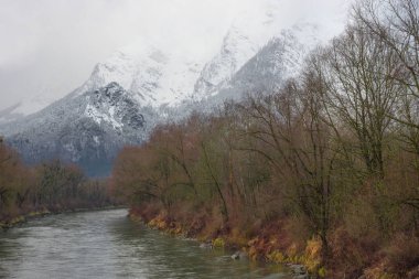 Kış manzarası karla kaplı Grimming dağı ve Enns nehri Ennstal, Steiermark, Avusturya
