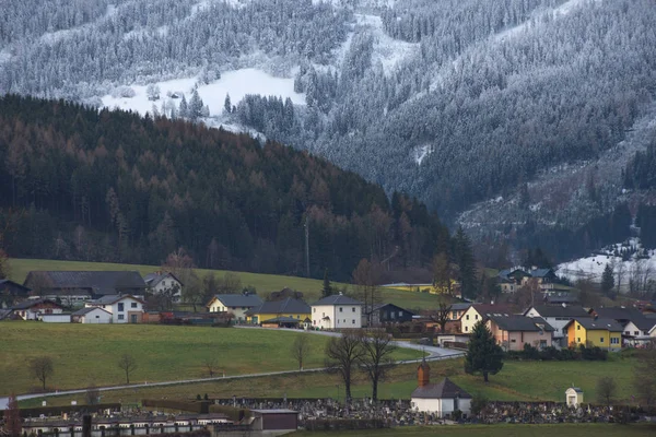 Malá Krásná Rakouská Vesnice Obklopená Horami Ennstalu Steiermark Rakousko — Stock fotografie
