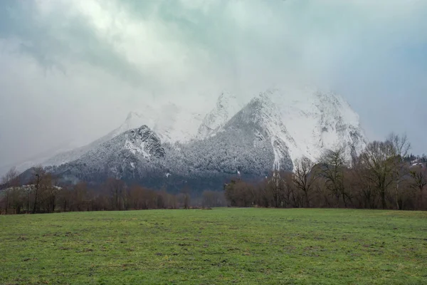 雪に覆われた冬の風景オーストリアのSteiermarkのEnstalにあるGrimming山 — ストック写真