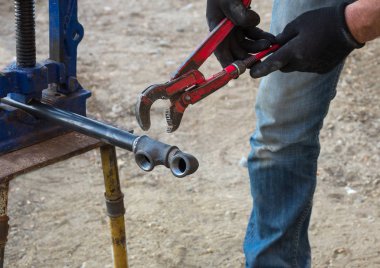 Merkez gaz tesisatı için gaz borusuyla çalışan bir adam.