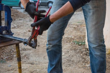 Merkez gaz tesisatı için gaz borusuyla çalışan bir adam.