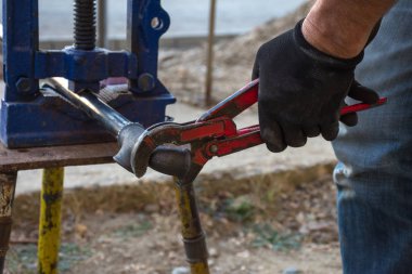 Merkez gaz tesisatı için gaz borusuyla çalışan bir adam.