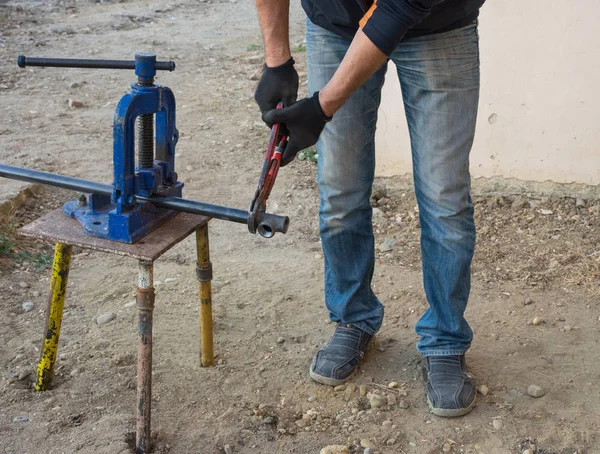 Hombre Trabajando Con Tubo Gas Para Instalación Central Gas — Foto de Stock