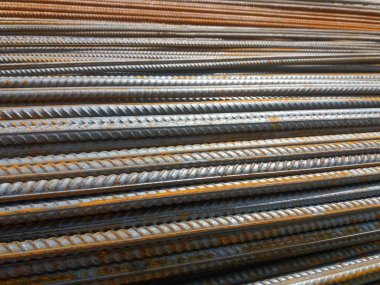 şantiyede beton takviyesi için çelik demir