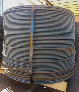 şantiyede beton takviyesi için çelik demir
