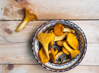 Eski ahşap arka planda taze altın bir chanterelle. Seçici odak